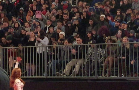 Stef Dawson waving at the crowd at Mockingjay pt 1 premiere